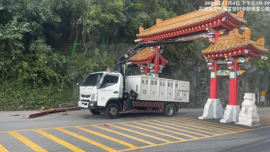 影/「東西橫貫公路」題字掉了！太魯閣打卡牌樓遭工程車撞毀　現場畫面曝