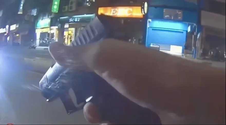 影/開槍畫面曝！新莊毒蟲掛假車牌拒檢衝撞　警連轟13槍破窗逮人
