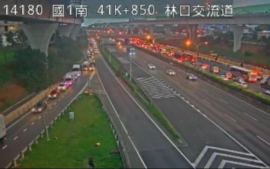 國道1號南下林口段匝道車禍　小貨車追撞轎車回堵5KM