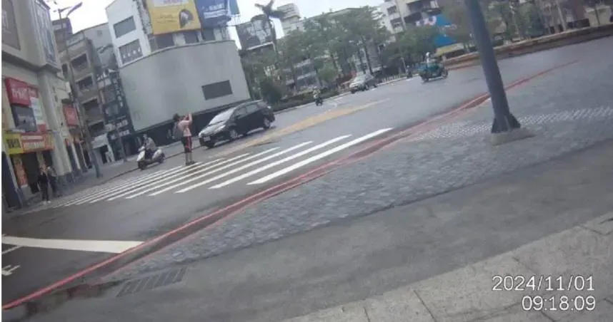 路口科技執法！大嬸站斑馬線拍照「車等著過」　網轟：管不到行人