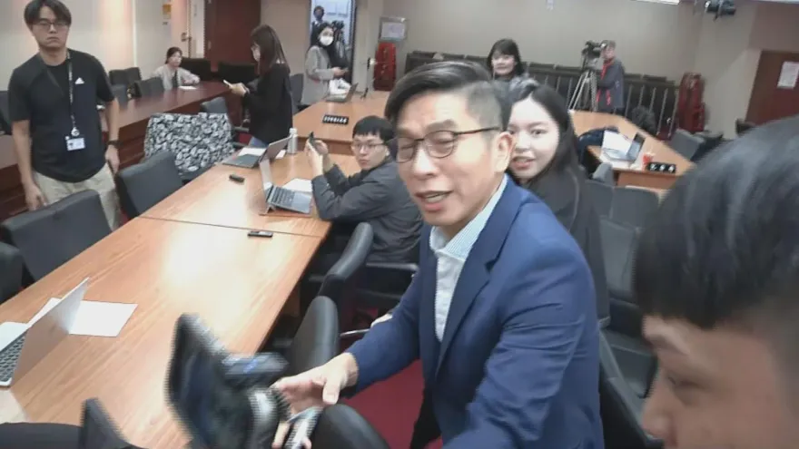 鍾佳濱改議程惹議　民眾黨狂酸：要自打臉樂觀其成