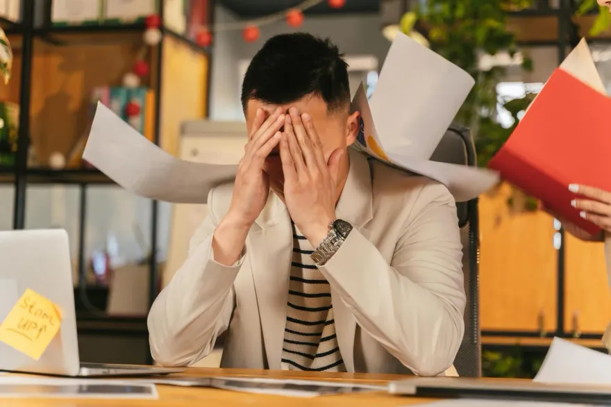 同事忙翻天狂抱怨...他想幫分擔　過來人曝：以後都變你的事