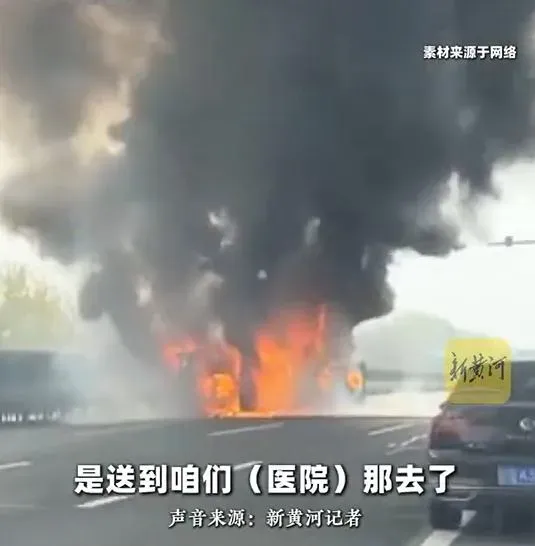 影/遼寧師大校車陷火海「女大生蹲路肩大哭」　疑失控撞護欄起火致16傷