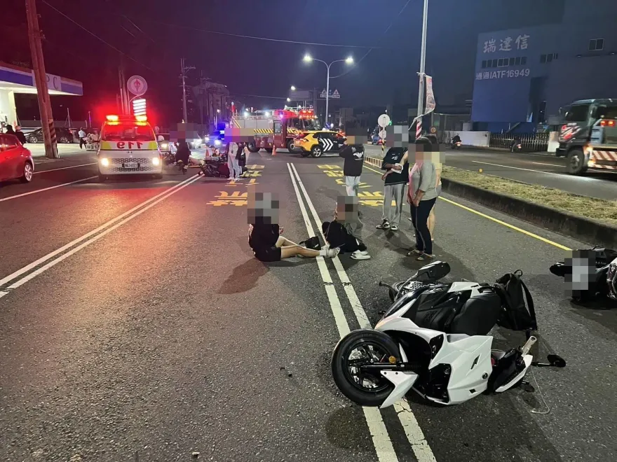 影/高雄晚間驚傳連環車禍！4機車「煞不及」撞上　6人受傷送醫