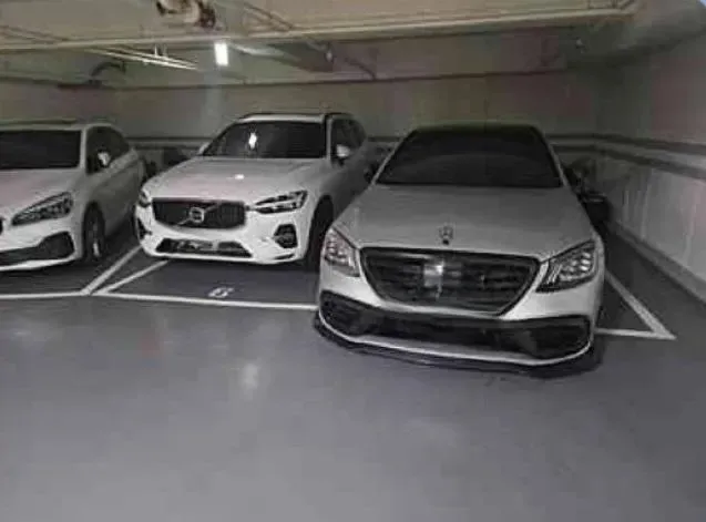 占用公共空間還這麼派！他遭「住戶圍剿」惱羞了　氣嗆：把我車砸爛沒關係