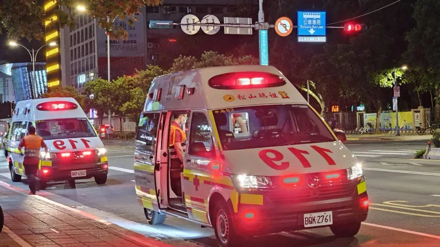 文化大學爆持刀互砍！ 2男學生血濺校園急送醫