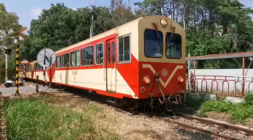 影/驚險！竹崎貨車停黃網格「後視鏡擦撞阿里山林鐵」　74旅客嚇壞