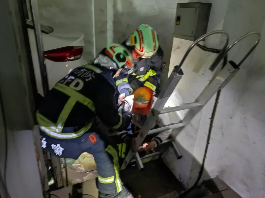 阿伯掉進機械車位縫隙裡！警消急救援　所幸只有膝蓋傷
