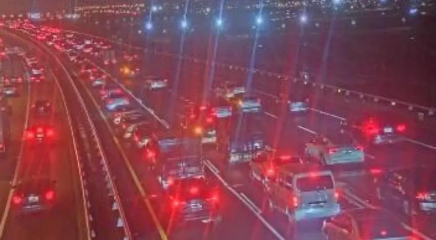 影/紫爆中！國1高架南向19.3k堤頂交流道追撞事故　車流狂卡速度剩18