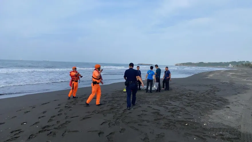 高雄旗津74歲男疑晨泳溺水！警消急救上岸「已死亡」