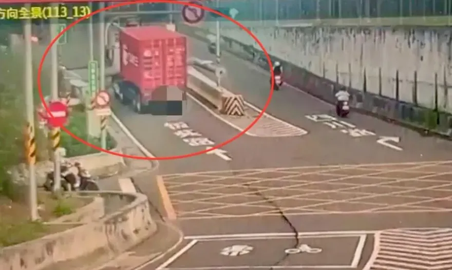 影/撞擊瞬間曝！板橋聯結車撞倒限高桿　事故路段塞爆了
