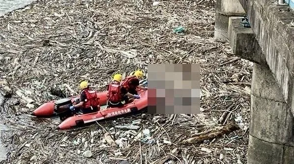 新店直潭水壩漂浮屍卡排水閘　中年男子全身腫脹身分死因待查