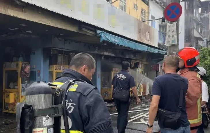 台中中區夾娃娃機店驚傳起火！10多台機台遭燒毀　所幸無人受困