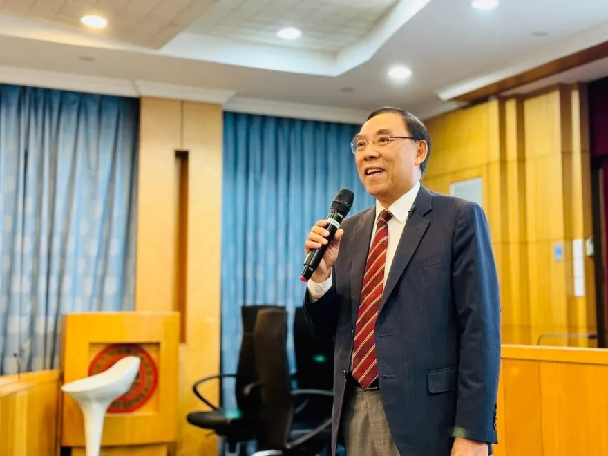 前法務部長變身「蔡大使」！ 出席台新青少年志工獎典禮　暖心助自閉童圓夢