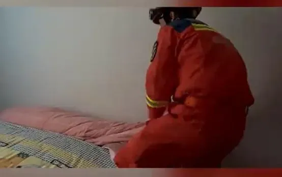 影/傻眼！山東男裹6條被睡覺翻身卡床縫求救　網友笑翻「太天才」