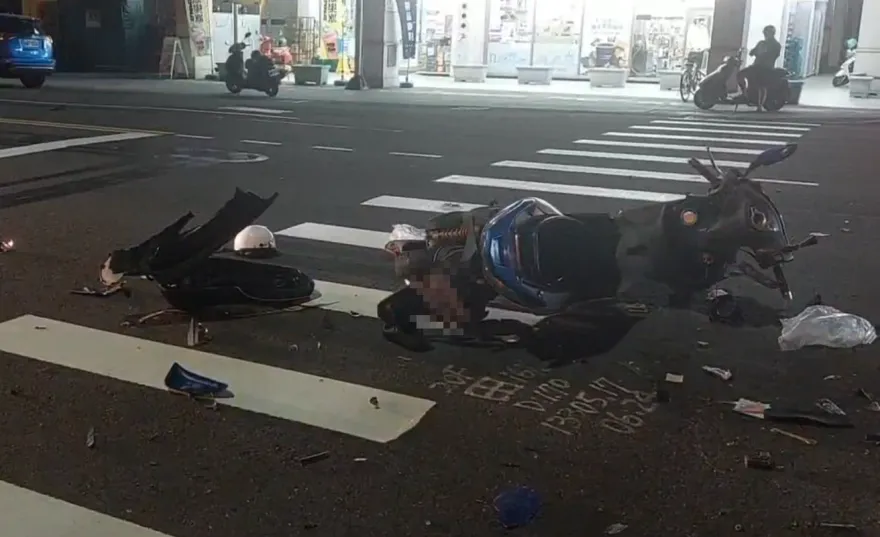 影/左轉轎車未禮讓！18歲騎士深夜遭撞噴　機車成廢鐵、零件噴滿地