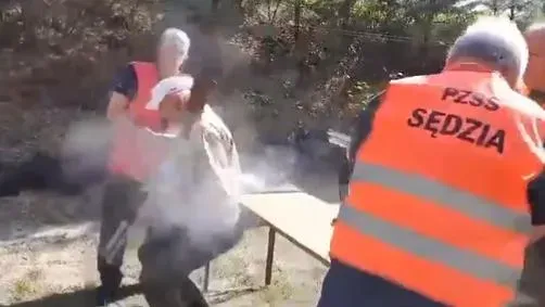 影/太扯！波蘭射擊比賽教練誤扣板機　正前方選手屁股開花