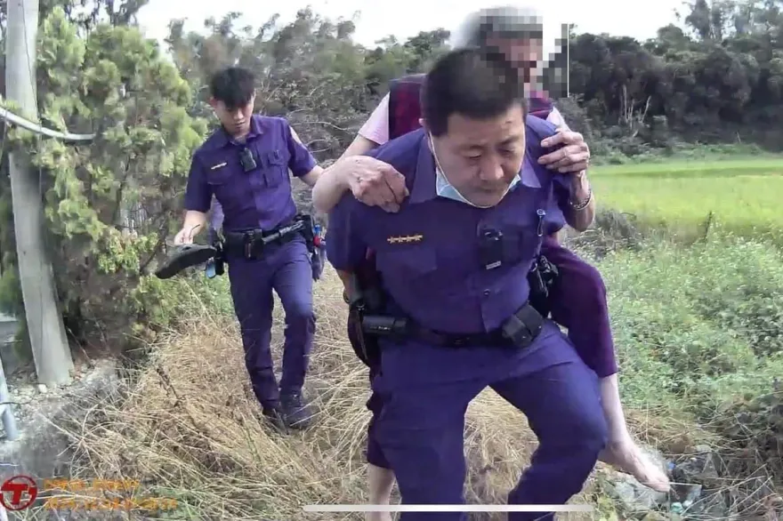 老婦人受困荒地！帶早飯推助行器尋找祖厝　草屯暖警背她脫困