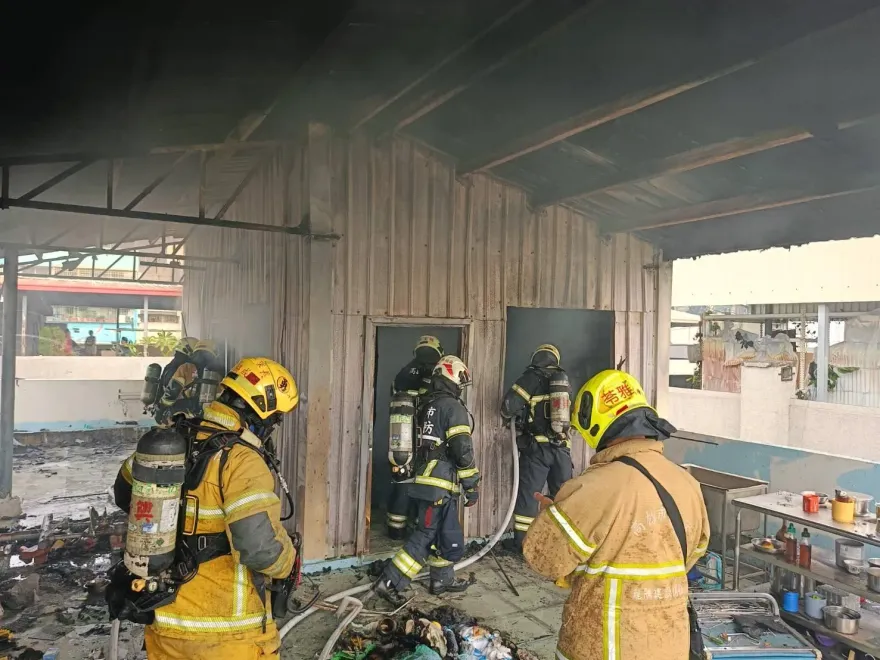 高雄建軍路民宅頂樓大火！　起火原因疑似屋主兒心情不好「燒雜物」