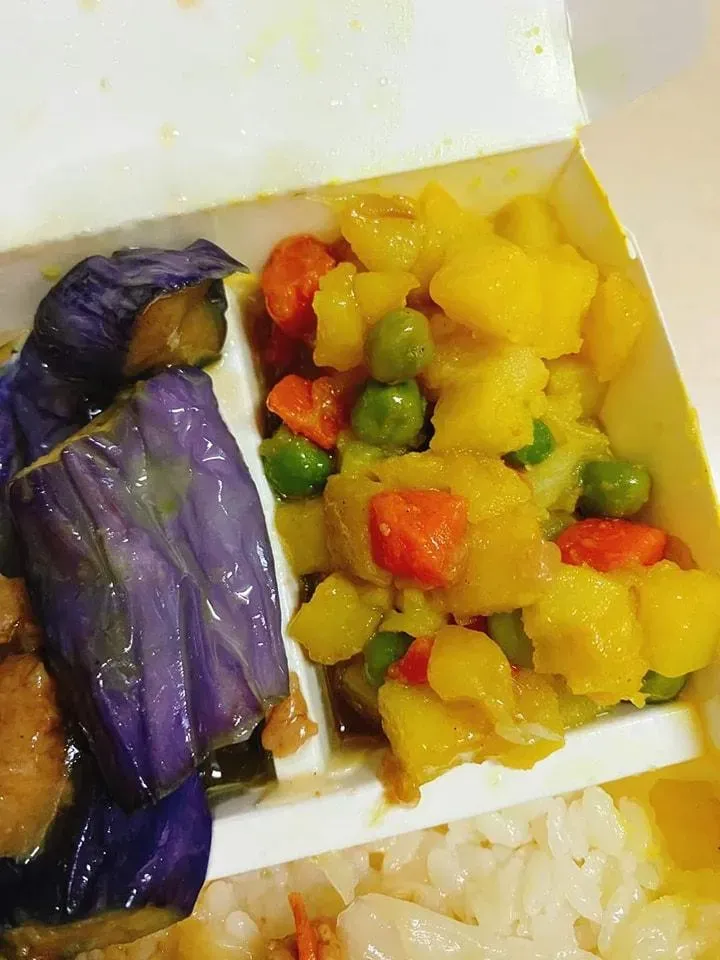 打開便當驚見地獄配菜「三色豆＋螢光咖喱」！　他哀號：老闆夠狠