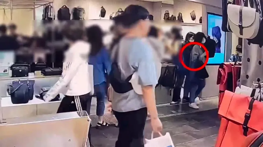 影/受不了良心譴責！母女檔百貨週年慶合作行竊　得手名牌包包主動投案