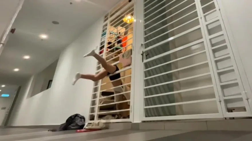 影/怎麼辦到的？大馬正妹「化身蛇女」...縮骨功鑽門縫滑入家中