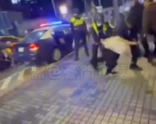 影/走路擦撞爆怒火！新莊捷運站前2男激情互毆　警當街壓制逮人