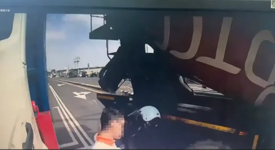 影/驚悚一瞬間！台南騎士鬼切高速鑽車縫　遭2大車夾擊「頭骨扭90度」