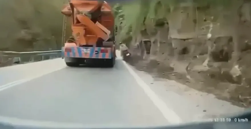 影/奪命畫面曝！2無照少年合歡山「鑽隙縫超車」遭輾死