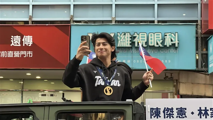 影/世界冠軍來了！棒球英雄車隊現身英雄谷　天降金色紙花