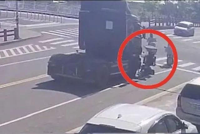 影/吞噬瞬間！台東嬤騎電動車鬼切「遭捲入拖板車底」