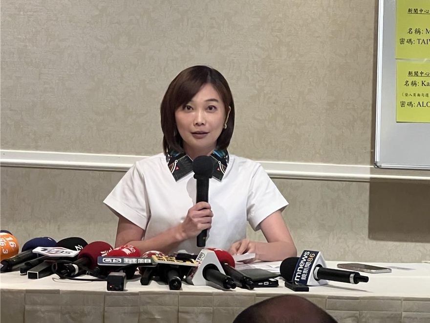 國安簡報不公開遭質疑　總統府一次說明流程有合影、贈禮