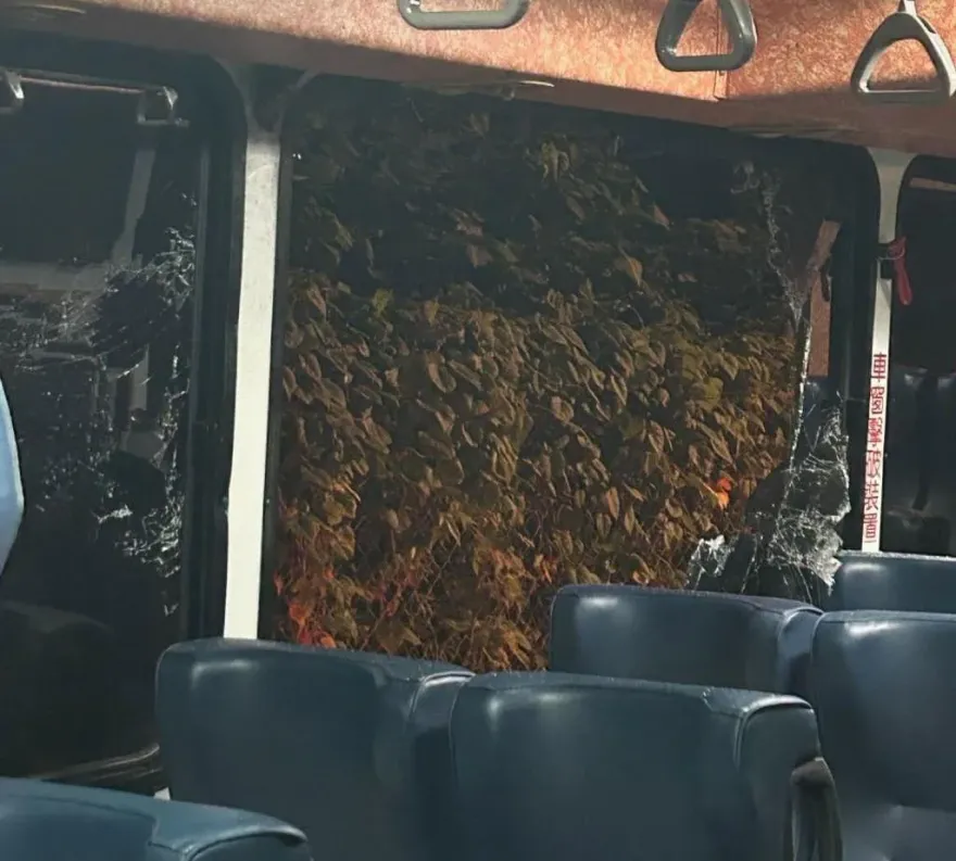 影/撞擊爆火花瞬間！東山高中校車猛撞電線桿　3學生送醫