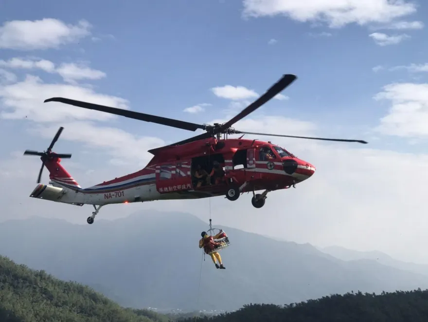 影/高雄美濃女登山腿骨折受困！　空勤出動直升機救援