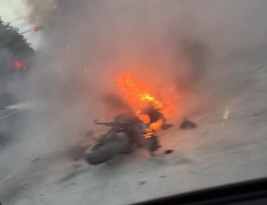 影/南投名間驚悚火警！摩托車成火球「險波及加油站」