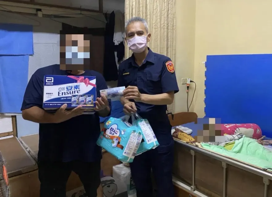 屏東男顧腦麻兒生活困頓　里港暖警送愛心物資關懷