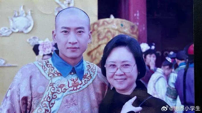 挨批沒悼念瓊瑤！「爾康」周杰曬合照　慟喊：對不起讓妳失望了