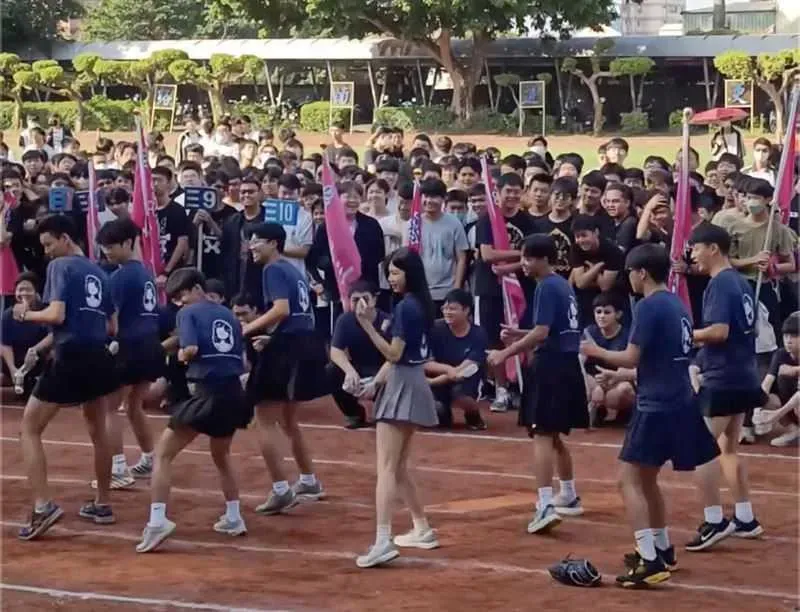 影/老師不想輸！嘉女教官「前空翻」尬嘉中最正女師三振舞