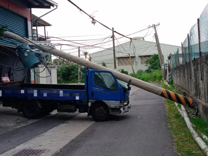忘拉手煞車！高雄林園小貨車駕駛猛撞電桿　14戶停電