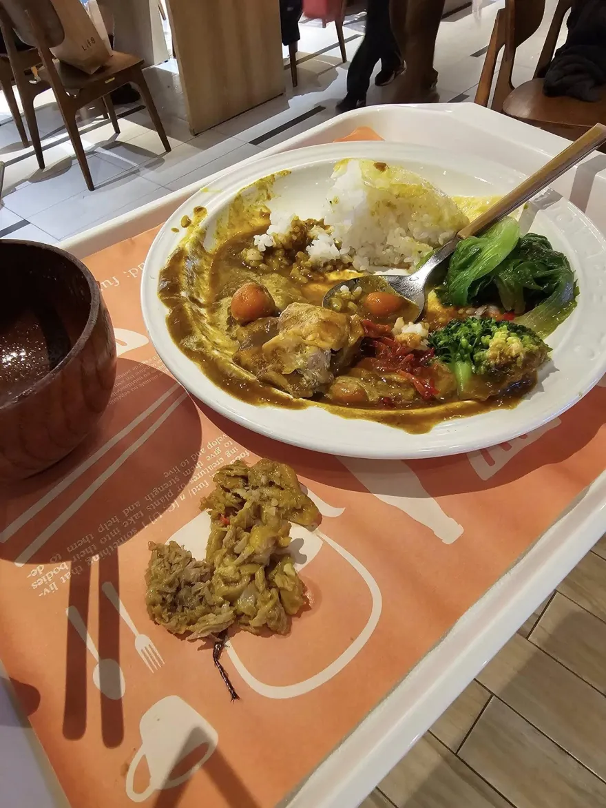 美食街用餐拉出「倒刺巨腳」！　孩一看馬上衝去廁所吐