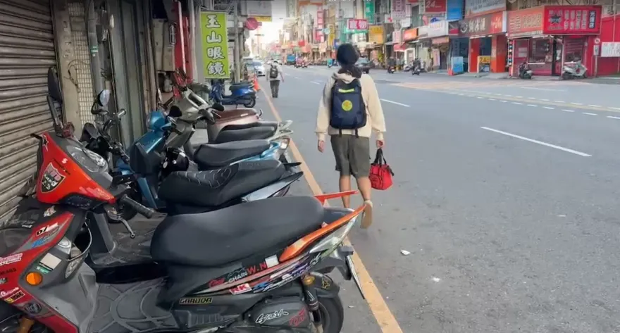 影/超危險！竹科學童肉身冒險走馬路　網嘆：天擇的孩子