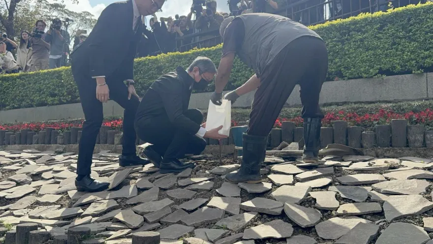 影/花葬直擊！結束精彩一生　瓊瑤長眠陽明山臻善園…林心如全程陪