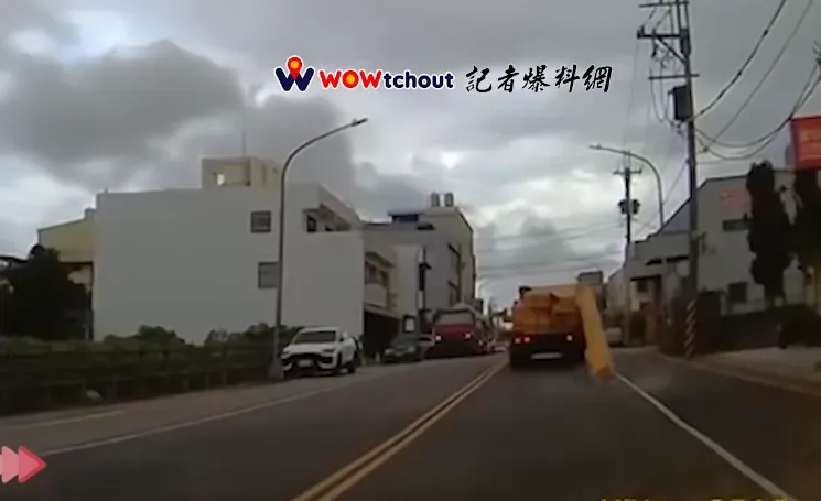 影/大卡車右轉驚魂！4噸鋼樑大量滑落險出人命　網氣炸痛批