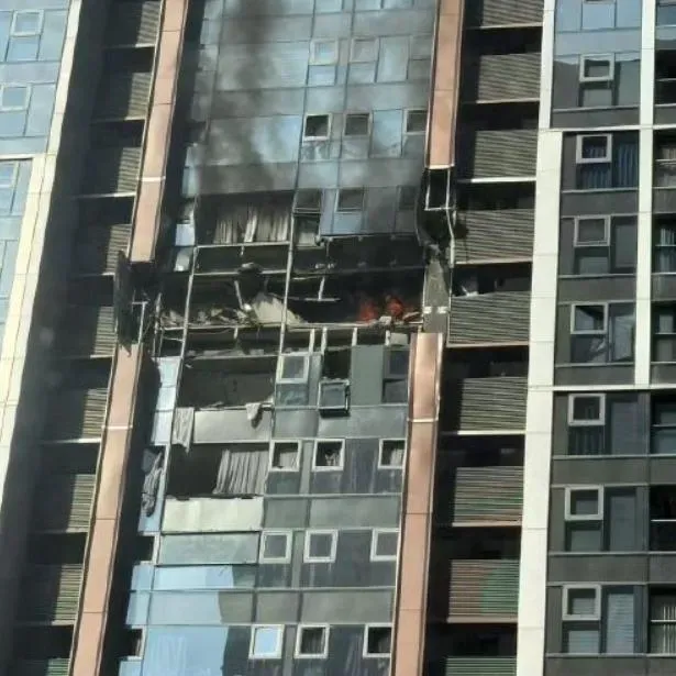 影/深圳50層豪宅大樓驚傳爆炸　現場陷火海疑女子墜樓