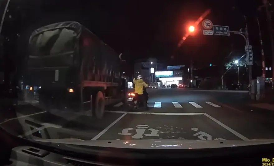 軍方險出大事！桃園軍卡「紅燈都8秒了還硬闖」　嚇壞騎士