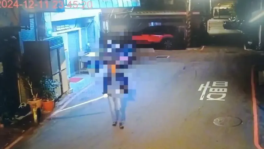 影/攻擊畫面曝！不爽違停遭檢舉　男子長棍狂毆檢舉人