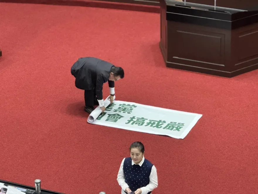 藍綠對決拉布條「民進黨亂國會」　由民眾黨收拾原因曝光