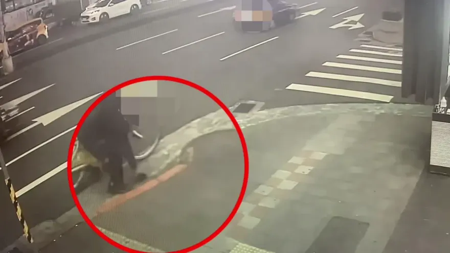 影/路邊香奈兒包母湯亂撿！翁拿走以為沒人要　警調監視器送辦