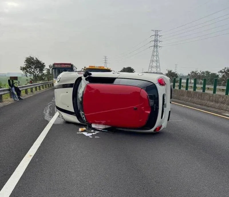 酒駕上國道！高雄國10休旅車「撞公車後側翻」駕駛一測超標