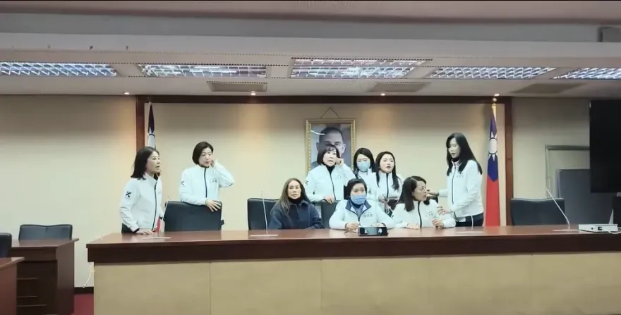 影/選罷法大戰！國民黨出擊霸占主席台　綠委林淑芬搶走議事人員電腦